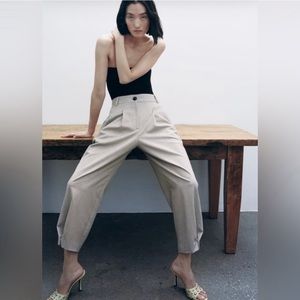 Zara High Waist Pleated Cropped Trousers with Tapered Hem XS